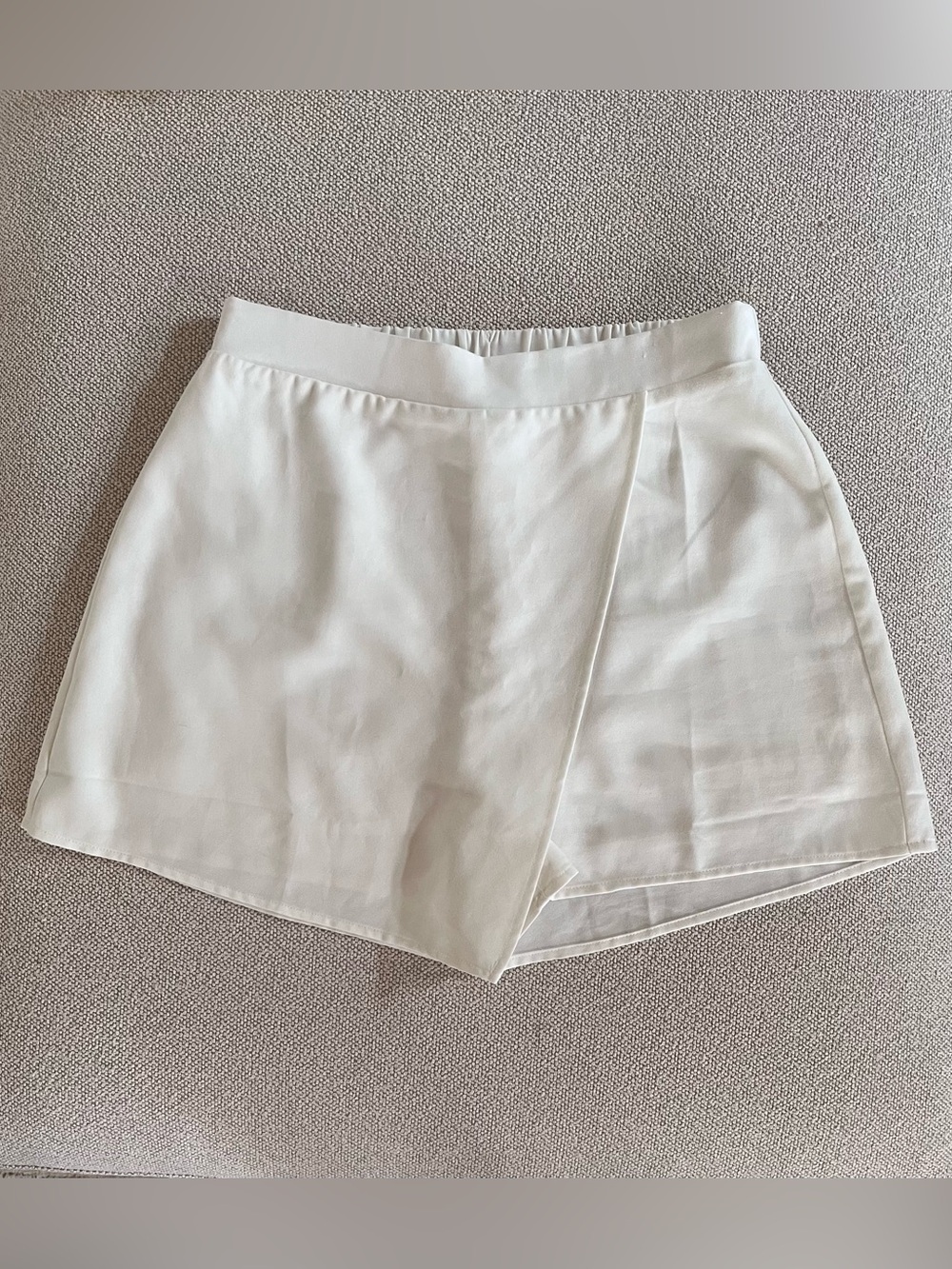 Women’s white Wrap-Front Shorts / skort 
Pants Store good pre owned condition